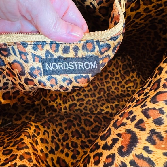 NORDSTROMS QUILTED PATTERN PLEATHER TOTE BAG 12โH - 16โW - 4 1/2โD Great Cond - Picture 3 of 12